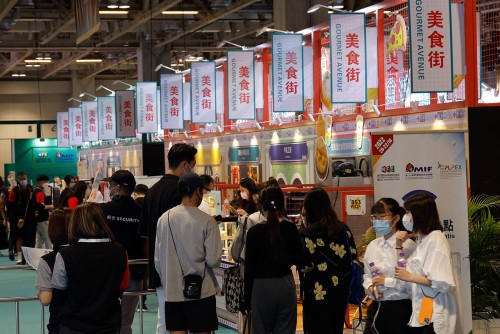 “澳門國際品牌連鎖加盟展”美食街吸引人流
